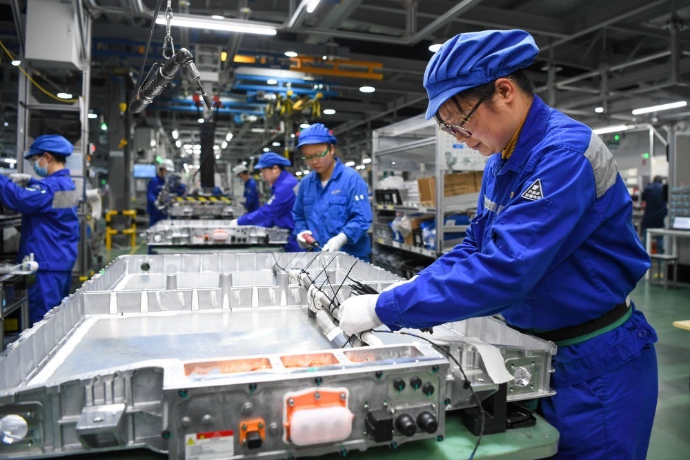 在位于江蘇常州溧陽的上汽時代動力電池系統(tǒng)有限公司，工人在車間進(jìn)行電池生產(chǎn)（2023年2月16日攝）。常州市擁有鋰電池電芯及配套生產(chǎn)企業(yè)120余家，動力電池產(chǎn)業(yè)2022年實現(xiàn)產(chǎn)值超1700億元。新華社記者 李博 攝