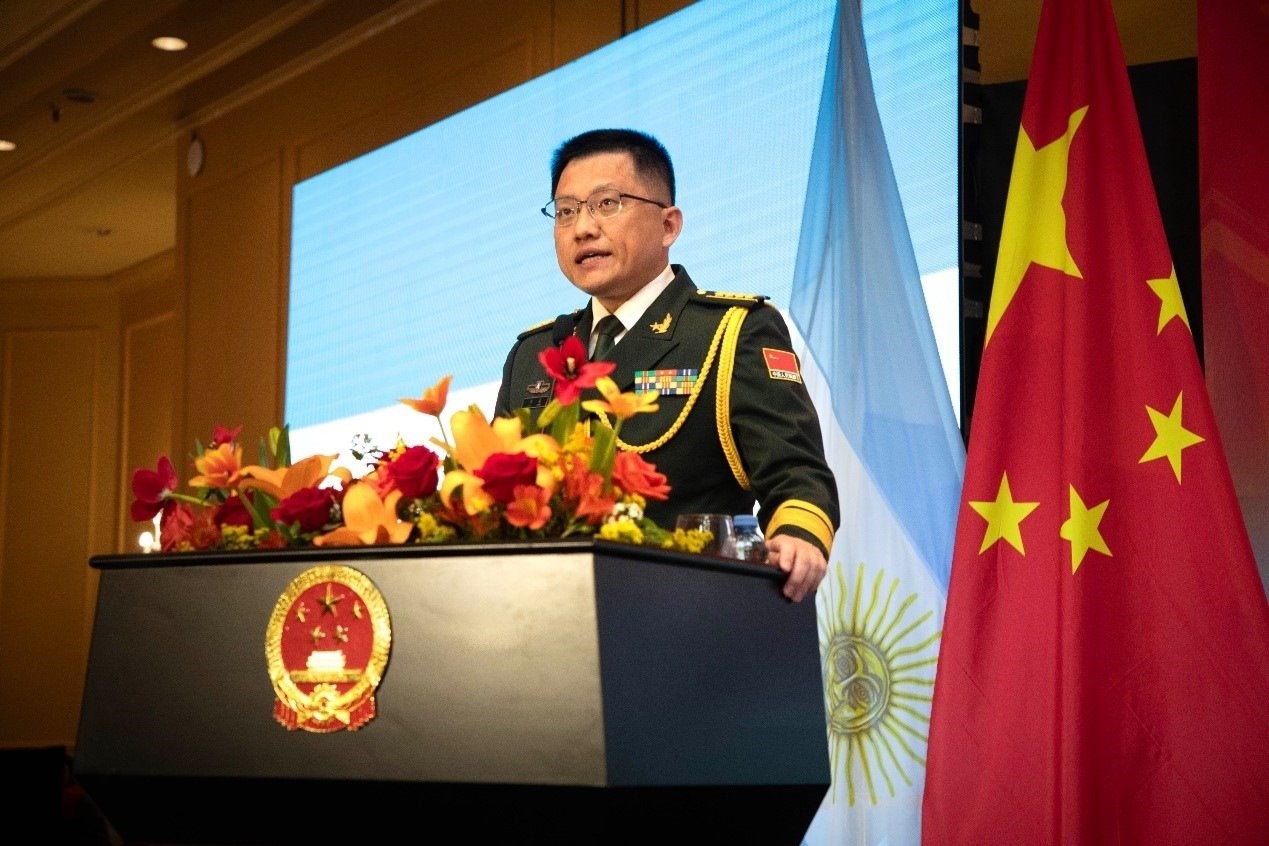 中國駐阿根廷大使館武官劉淼大校致辭。中國駐阿根廷大使館供圖