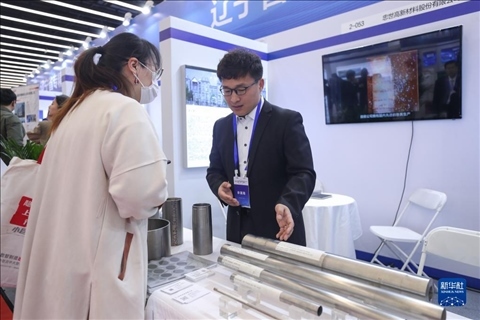 4月8日，參展商在2023中國(guó)中小企業(yè)發(fā)展大會(huì)“專精特新”中小企業(yè)展覽會(huì)上向觀眾介紹產(chǎn)品。新華社記者 龍雷 攝