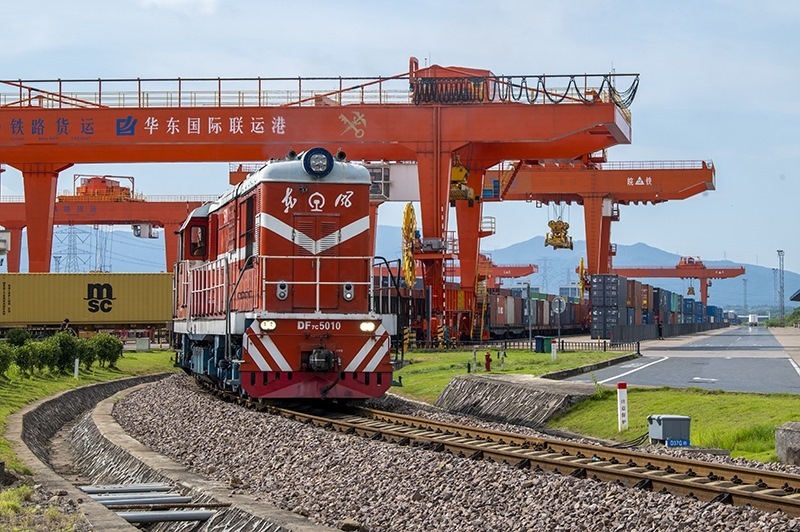 △2023年7月25日，在浙江省金華市華東國(guó)際聯(lián)運(yùn)港，一輛“義新歐”中歐班列裝載著110個(gè)標(biāo)箱日用百貨、家用電器、家裝材料等貨物，啟程駛向哈薩克斯坦。