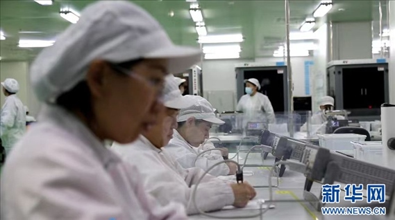 工人在大連達(dá)利凱普科技股份公司生產(chǎn)車間工作。新華網(wǎng)發(fā)