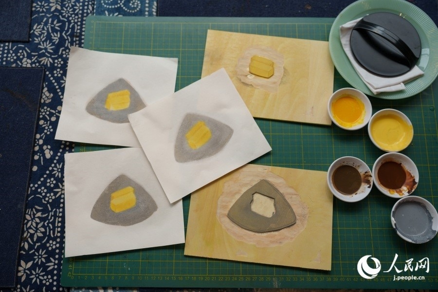 圖為丁未堂創(chuàng)作的木版畫及木版。人民網(wǎng)記者 張若涵攝