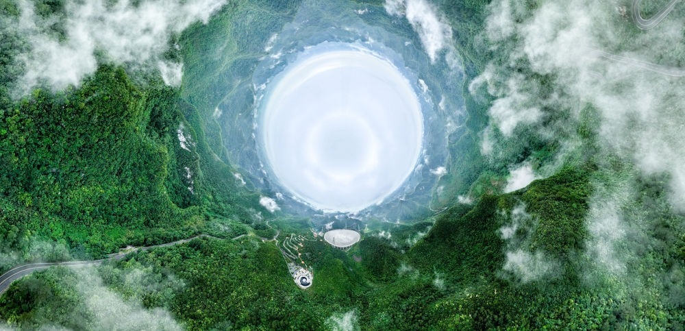 6月22日拍攝的“中國天眼”全景（維護(hù)保養(yǎng)期間拍攝，無人機(jī)全景拼接照片）。新華社記者 歐東衢 攝