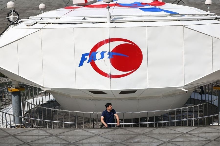 2022年8月25日，F(xiàn)AST運(yùn)行和發(fā)展中心常務(wù)副主任、總工程師姜鵬在饋源艙前（維護(hù)保養(yǎng)期間拍攝）。新華社記者 歐東衢 攝