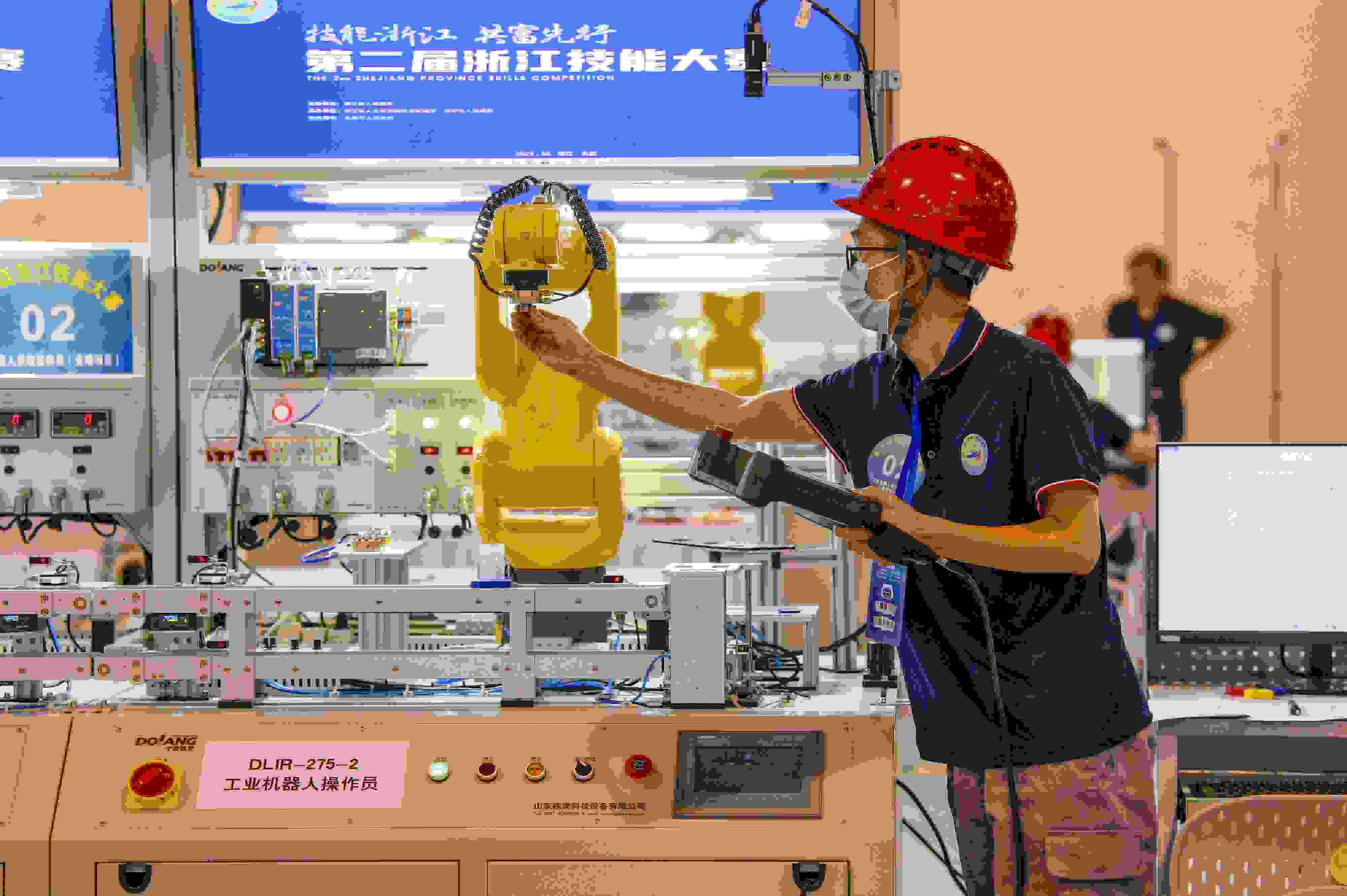 2023年6月19日，第二屆浙江技能大賽在永康市國際會展中心舉行。參賽選手在進行工業(yè)機器人系統(tǒng)操作員項目比賽。