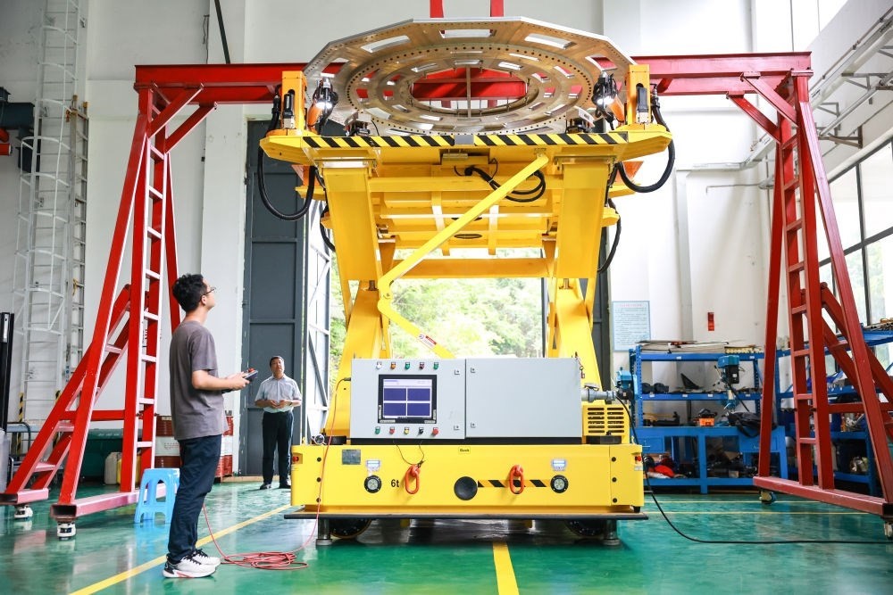 7月26日，工作人員在調(diào)試饋源接收機(jī)拆裝機(jī)器人。新華社記者 歐東衢 攝