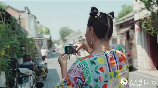 柳芭在胡同里采風(fēng)。人民網(wǎng) 張若涵攝