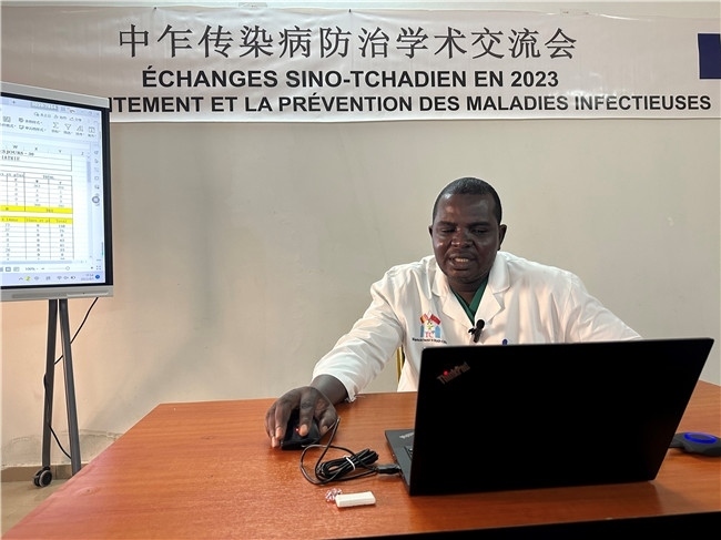 圖為中乍友誼醫(yī)院兒科護(hù)士長(zhǎng)穆罕默德·阿米勒·阿里授課。中國(guó)援乍得醫(yī)療隊(duì)供圖