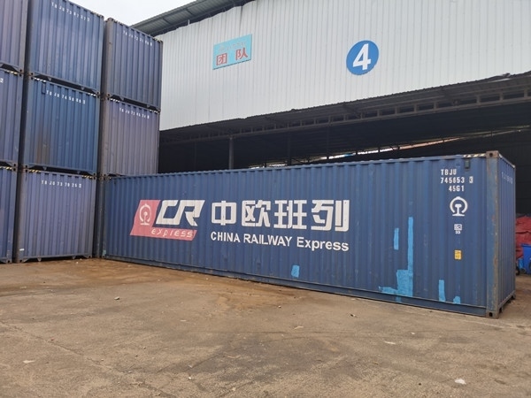 即將以“中老鐵路+中歐班列”模式過(guò)境運(yùn)輸?shù)募b箱。朱益孝攝