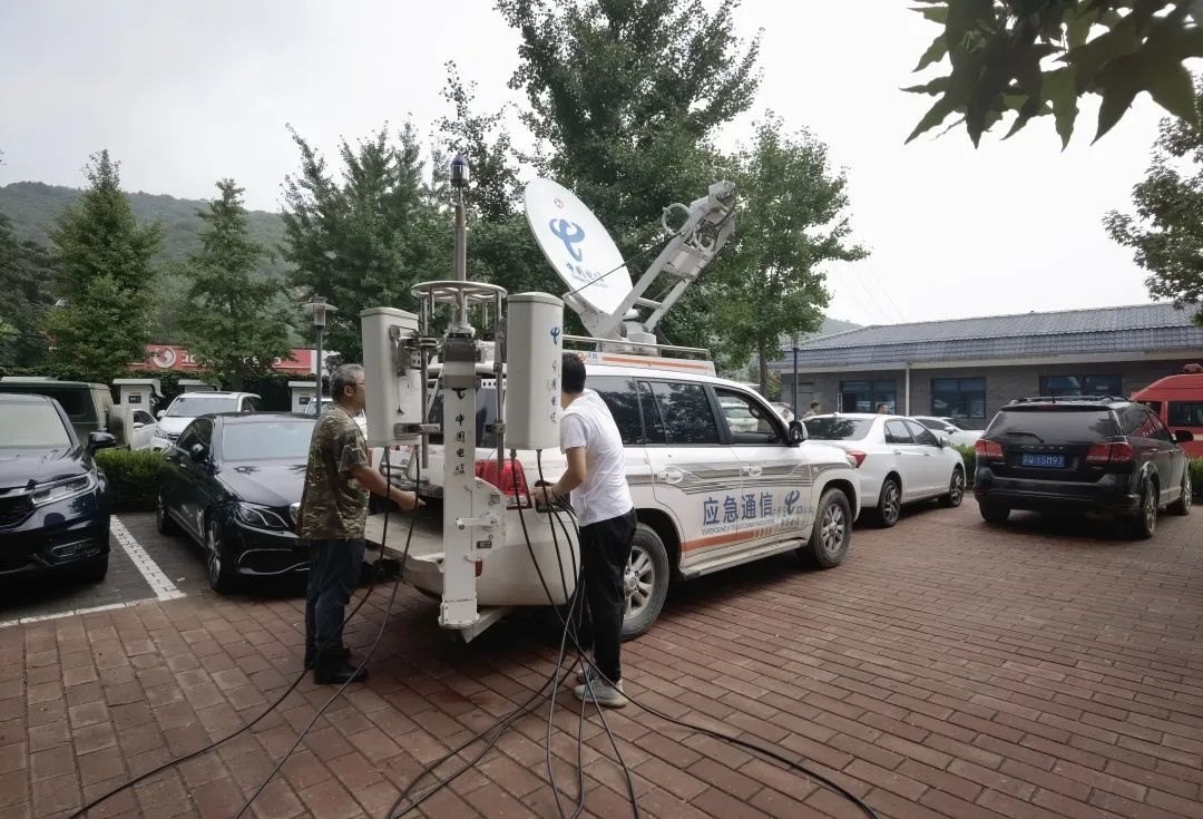 工作人員正在進(jìn)行通信搶修。 受訪者供圖