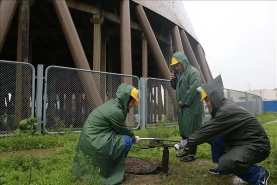 華能北京熱電廠員工操作排水閥降低水塔水位。 受訪者供圖