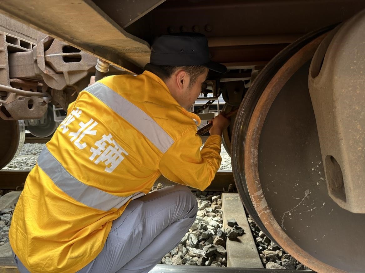 劉偉在進(jìn)行列車檢查工作。人民網(wǎng) 王紹紹攝