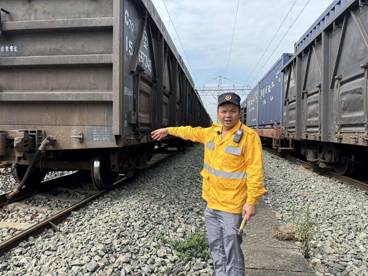 劉偉在向記者介紹檢車注意事項(xiàng)。人民網(wǎng) 王紹紹攝