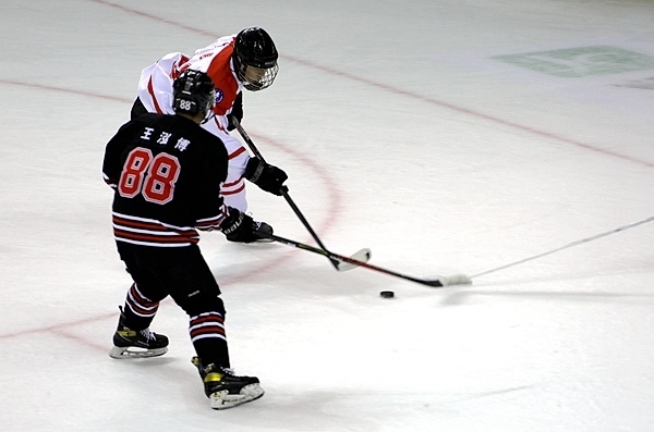 陜西隊(duì)球員馬思成與黑龍江隊(duì)球員王泓博爭(zhēng)搶。人民網(wǎng)記者 胡雪蓉?cái)z