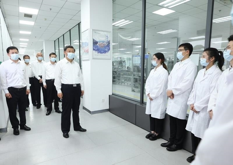 2023年7月6日，習(xí)近平總書記在江蘇南京市考察南瑞集團(tuán)有限公司，同年輕研發(fā)人員親切交流。