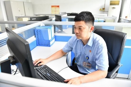 工作中的康凱。航空工業(yè)沈飛供圖