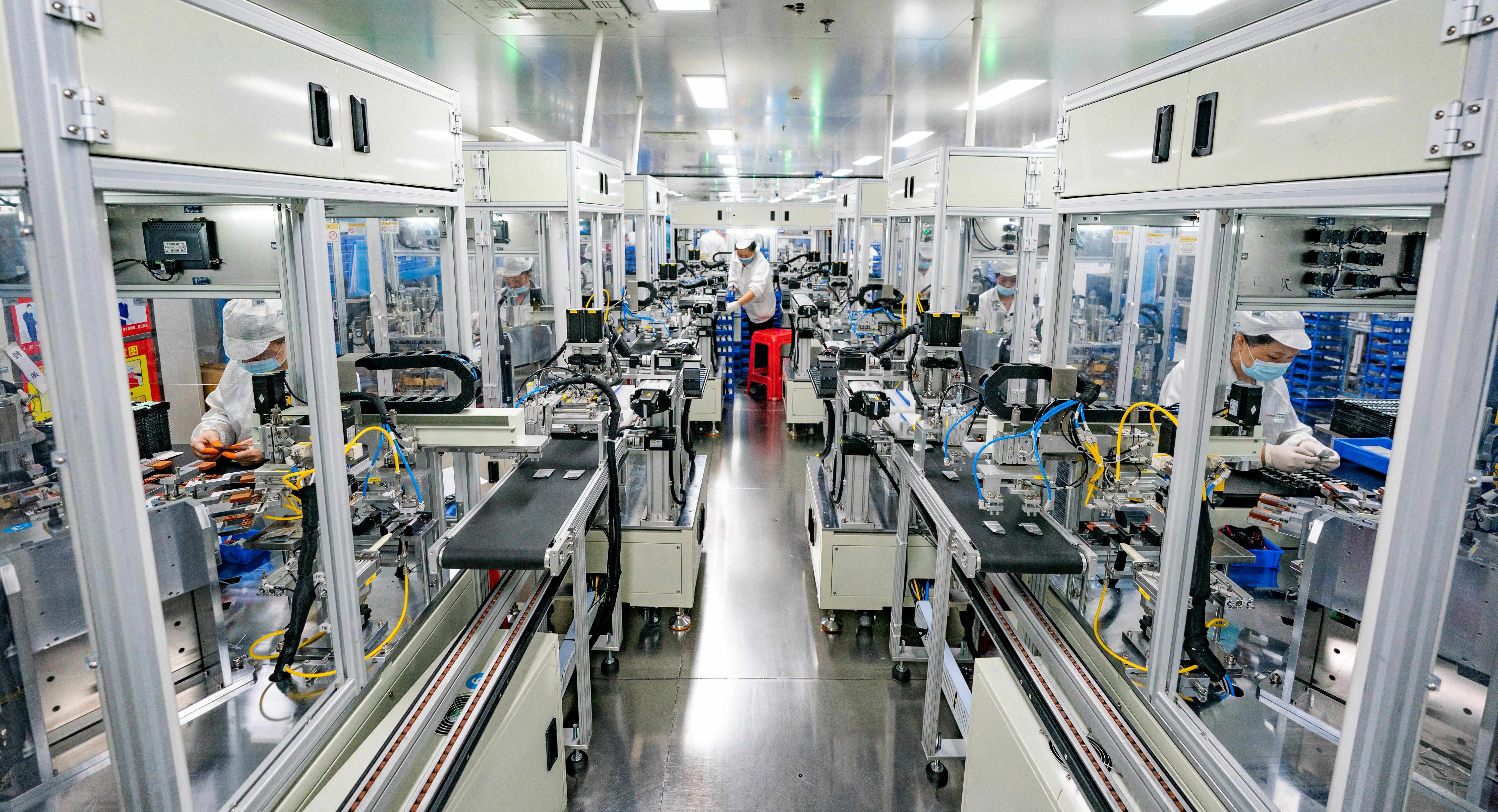 2023年5月17日，江西新余一家電子公司生產(chǎn)車間內(nèi)，技術(shù)工人在鋰電池生產(chǎn)線忙于趕制訂單產(chǎn)品。