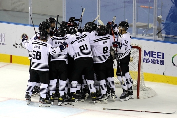 內(nèi)蒙古隊(duì)球員慶祝比賽勝利。人民網(wǎng)記者 胡雪蓉?cái)z