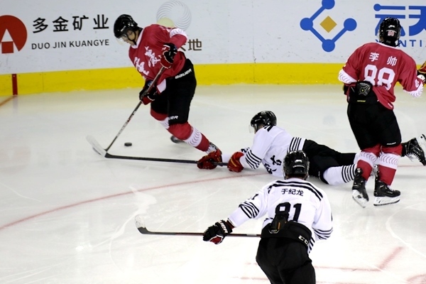 重慶隊(duì)球員與內(nèi)蒙古球員拼搶。人民網(wǎng)記者 胡雪蓉?cái)z