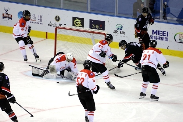 門前混戰(zhàn)。人民網(wǎng)記者 胡雪蓉?cái)z