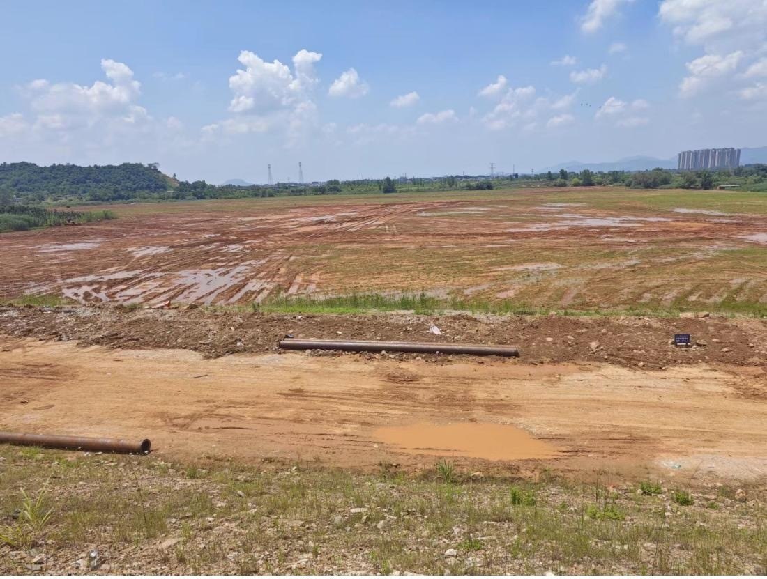 污染控制工程區(qū)域土地已被平整。 人民網(wǎng)記者 黃鈺攝