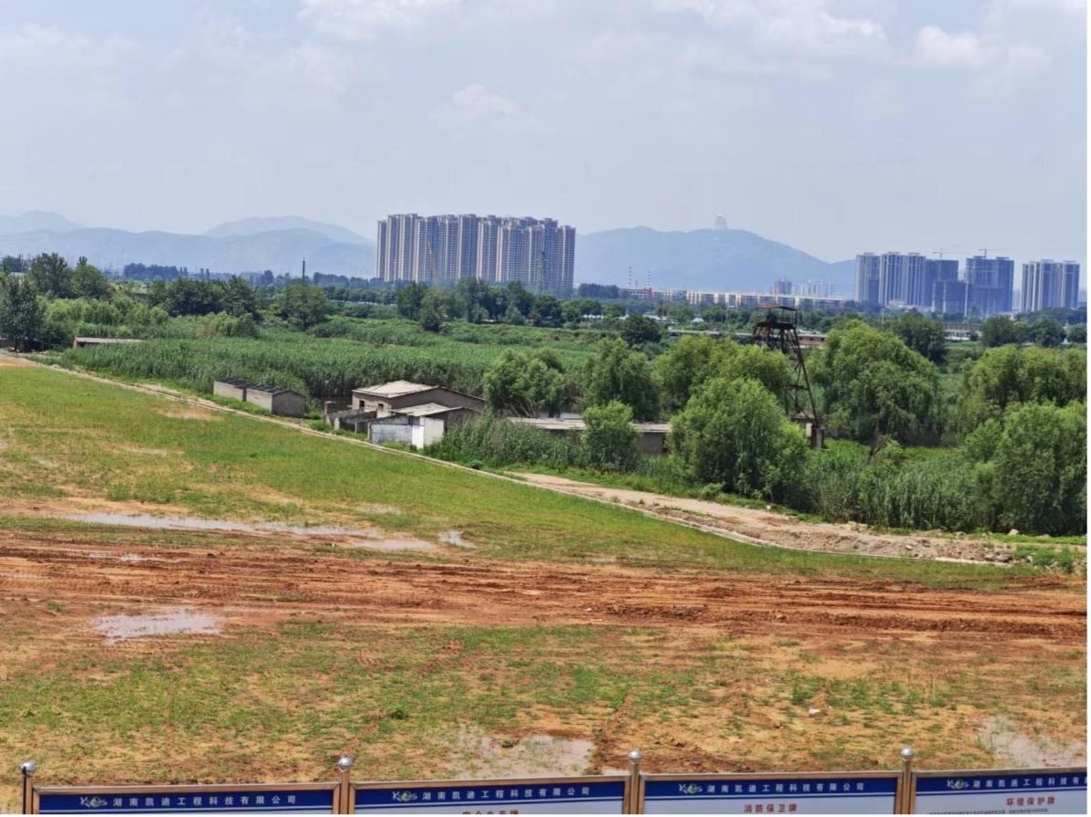 完全淹沒區(qū)（左）和部分淹沒區(qū)（右）分界。 人民網(wǎng)記者 黃鈺攝