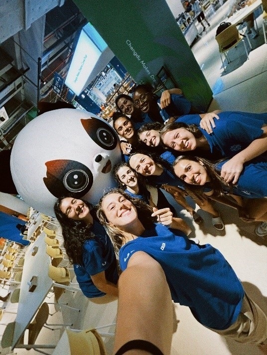 葡萄牙女籃隊(duì)員在成都大運(yùn)村自拍。 受訪者供圖