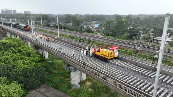 防東鐵路鋪軌現(xiàn)場航拍。