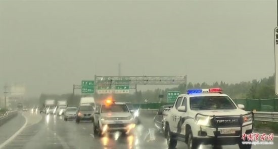 8月2日，京港澳高速，高速交警涿州大隊(duì)警車帶道引導(dǎo)救援物資車隊(duì)進(jìn)入涿州災(zāi)區(qū)。