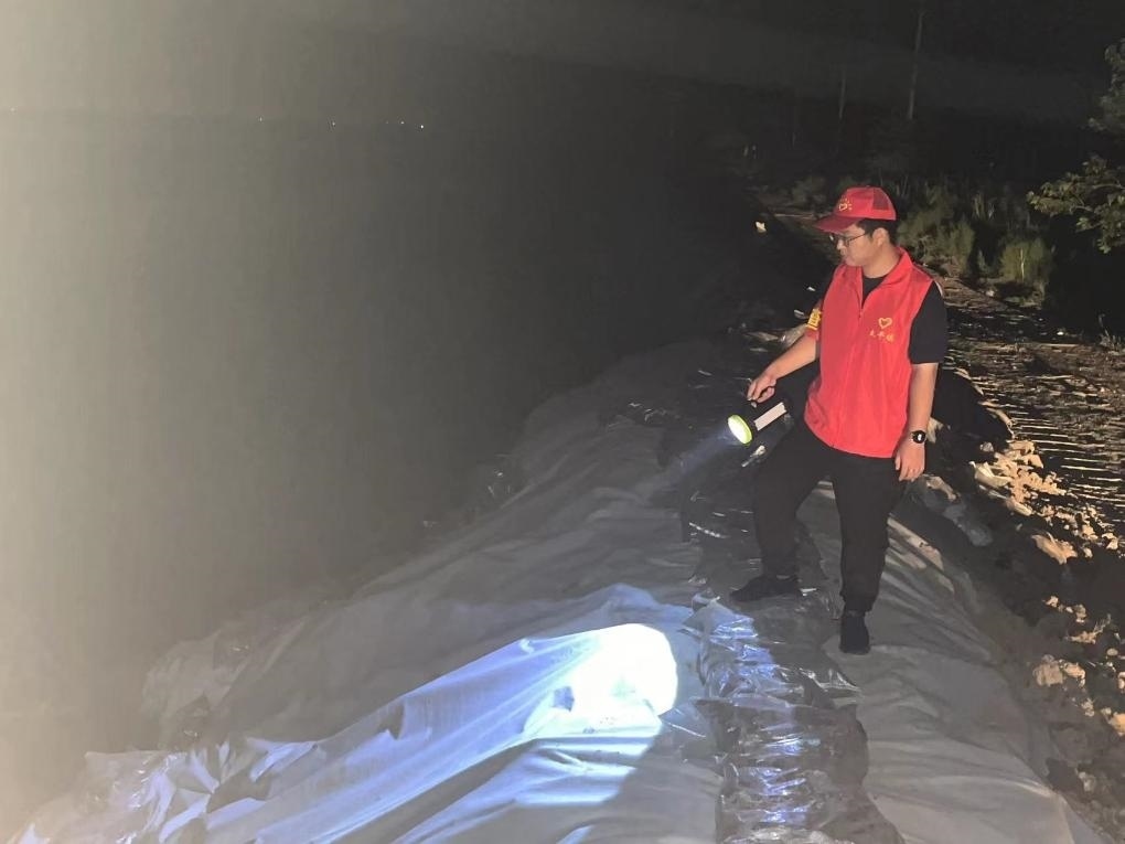 太平鎮(zhèn)干部晚上巡查南小埝。（采訪對(duì)象供圖）