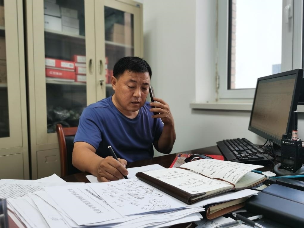 曾田榮正在辦公室內(nèi)工作。新華社記者 孫凡越 攝