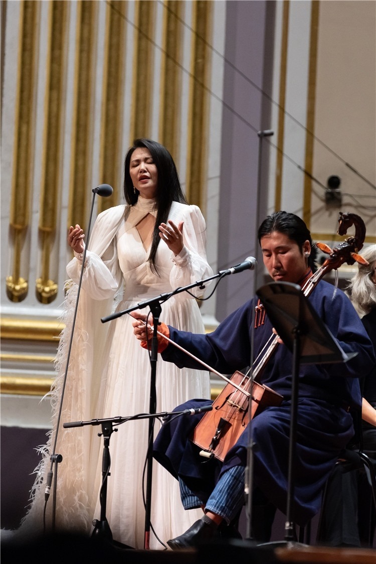 圖片說明： 8月5日，2023愛丁堡國際藝術(shù)節(jié)開幕式音樂會(huì)《慈悲頌》的演出現(xiàn)場(chǎng)。藝術(shù)節(jié)組委會(huì)供圖