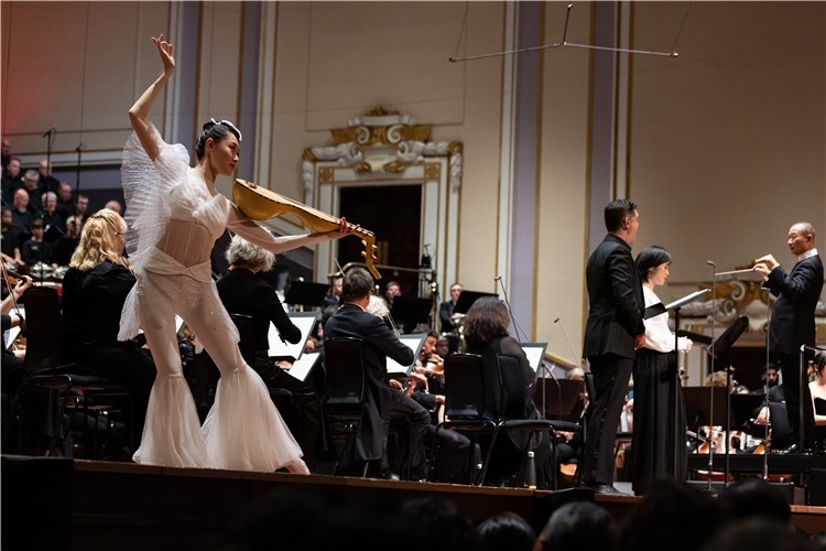 圖8月5日，2023愛丁堡國際藝術(shù)節(jié)開幕式音樂會(huì)《慈悲頌》的演出現(xiàn)場(chǎng)。藝術(shù)節(jié)組委會(huì)供圖