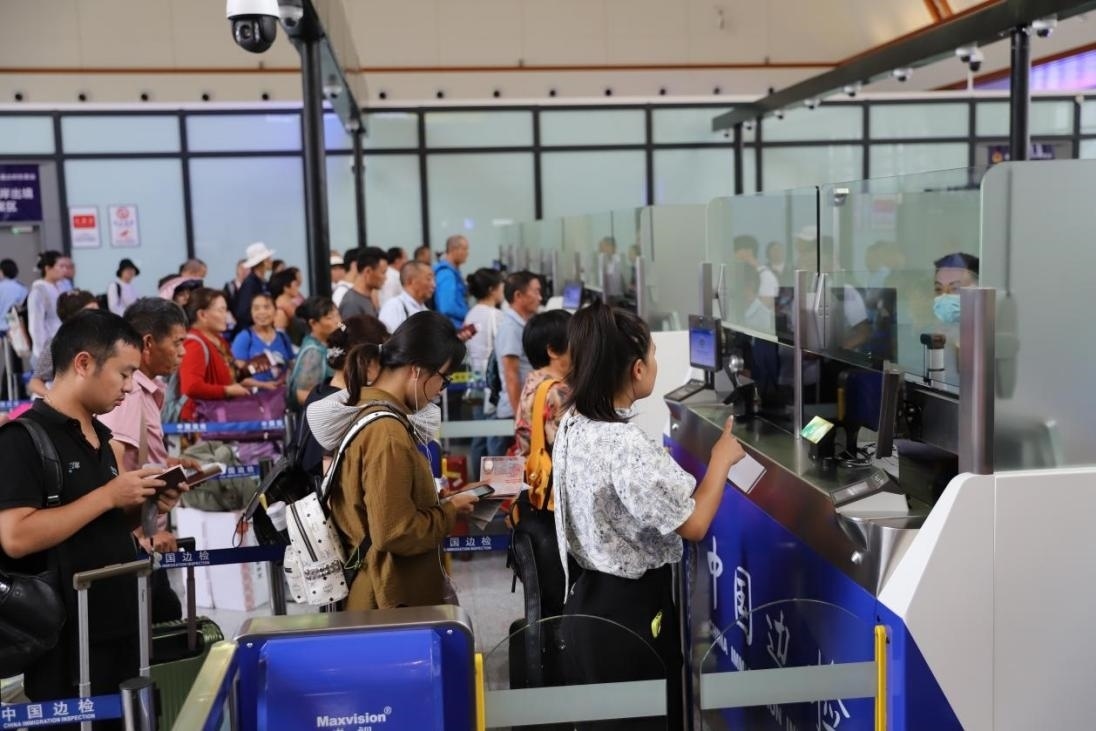 出境旅客在辦理通關(guān)手續(xù)。人民網(wǎng)記者 李發(fā)興攝