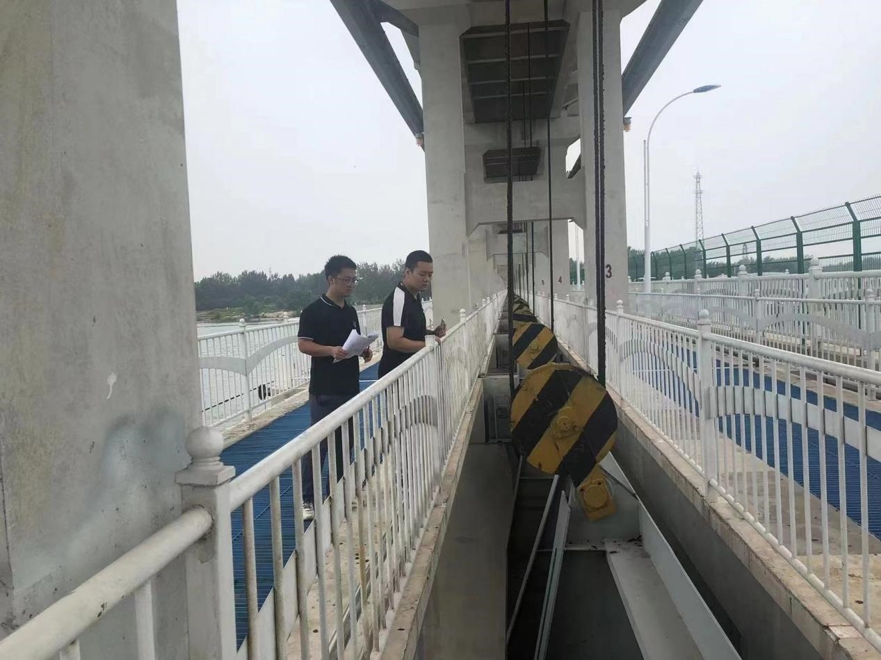 海委海河下游管理局獨流減河進洪閘管理處工作人員檢查水閘閘門啟閉機。受訪者供圖