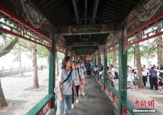 圖為學(xué)員們游覽長(zhǎng)廊。<a target='_blank' href='/'><p align=