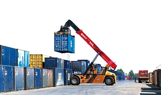 石家莊國際陸港內(nèi)整裝待發(fā)的集裝箱。 石家莊國際陸港供圖