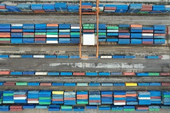 在廣州東部公鐵聯(lián)運(yùn)樞紐（增城西站），工作人員在進(jìn)行集裝箱轉(zhuǎn)運(yùn)工作。廣州交通投資集團(tuán)有限公司供圖