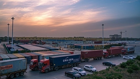 石家莊國際陸港內(nèi)整裝待發(fā)的集裝箱。 石家莊國際陸港供圖