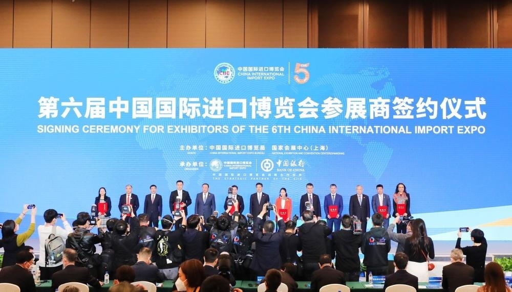 2022年11月6日，2022年中國(guó)國(guó)際進(jìn)口博覽會(huì)參展商聯(lián)盟大會(huì)在上海舉行。這是在大會(huì)期間進(jìn)行的第六屆進(jìn)博會(huì)參展商簽約儀式。新華社記者 方喆 攝