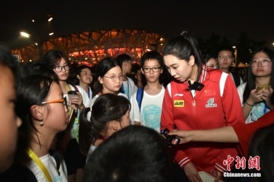 圖為小學(xué)員向李曉霞分享自己運(yùn)動(dòng)經(jīng)歷。<a target='_blank' href='/' ><p align=