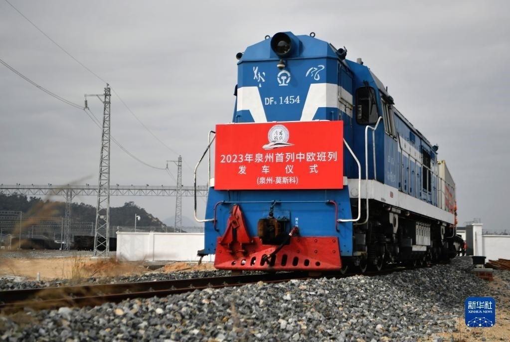 2月3日，中歐班列駛出興泉鐵路黃塘站。當(dāng)日，滿載著55個集裝箱的中歐班列，從位于福建泉州惠安縣的興泉鐵路黃塘站駛出。這是泉州今年開出的首趟中歐班列，也是興泉鐵路開通后的首趟泉州中歐班列。據(jù)了解，此次班列裝載產(chǎn)品主要來自泉州進出口企業(yè)，貨重601.4噸，貨值約262.5萬美元。新華社記者 魏培全 攝