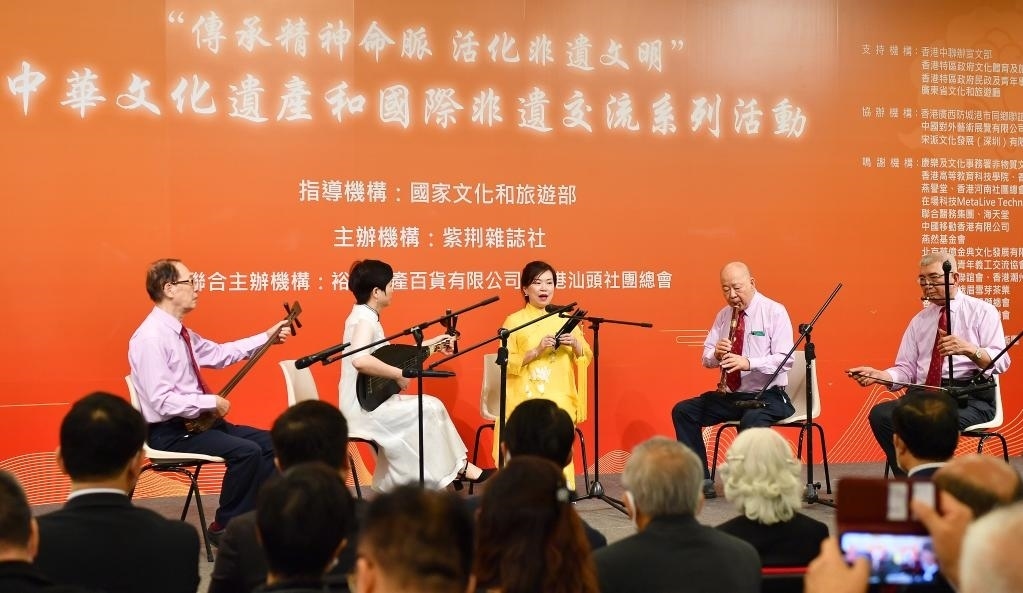 2022年11月23日，演員在“傳承精神命脈 活化非遺文明”中華文化遺產(chǎn)和國際非遺交流系列活動開幕式上表演非遺項目南音《滿空飛》。新華社記者 陳鐸 攝