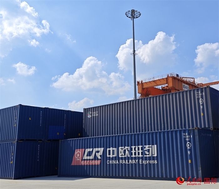 8月3日，中歐班列（中豫號(hào)）集裝箱在鄭州車站海關(guān)等候查驗(yàn)。人民網(wǎng) 崔譯戈攝