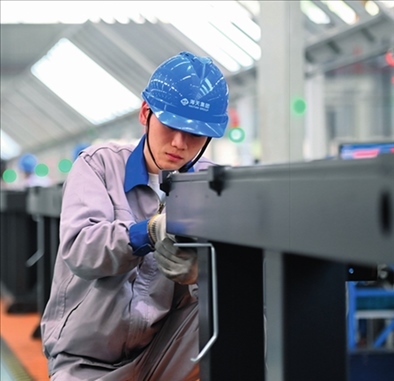 工人在海天國(guó)際控股有限公司海天大港生產(chǎn)基地作業(yè)（2023年2月1日攝）。黃宗治攝/本刊