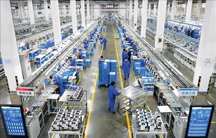 在位于浙江省臺(tái)州市的杰克科技股份有限公司，工作人員在裝配車間裝配縫紉機(jī)（2023年3月23日攝）。翁忻旸攝/本刊