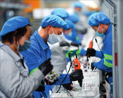 工人在浙江沁園水處理科技有限公司生產(chǎn)車間組裝家用凈水產(chǎn)品（2023年3月22日攝）。黃宗治攝/本刊