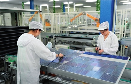 在浙江省臺(tái)州市黃巖區(qū)省級(jí)專精特新“小巨人”企業(yè)浙江公元新能源科技股份有限公司，工作人員生產(chǎn)太陽(yáng)能電池組（2023年8月9日攝）。翁忻旸攝/本刊