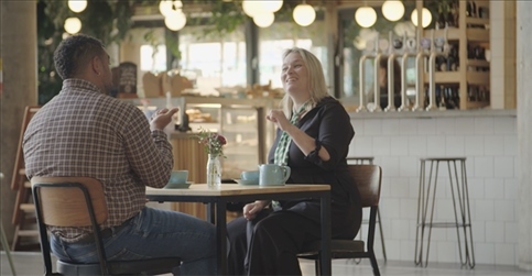 凱茜·瑪格與手語教學(xué)者交流。帕特里克·謝德-西蒙茲攝