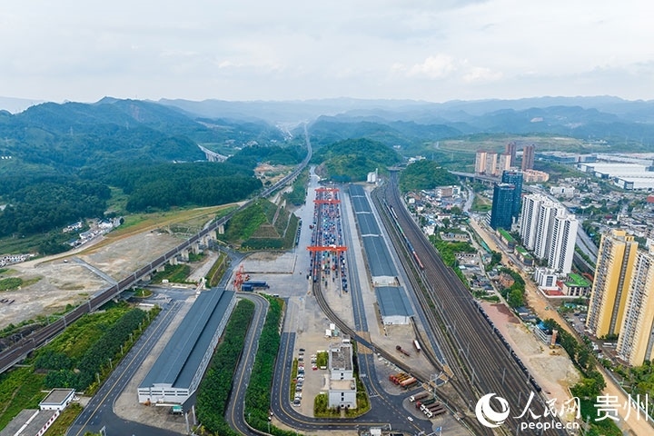 航拍貴陽(yáng)國(guó)際陸港。人民網(wǎng)記者 涂敏攝